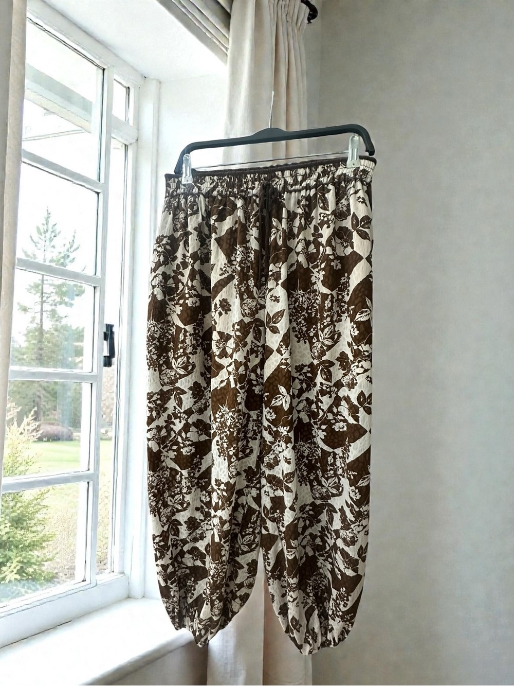 Gigio billowy balloon leg lightweight pants. Brown/White Floral. Size: Large